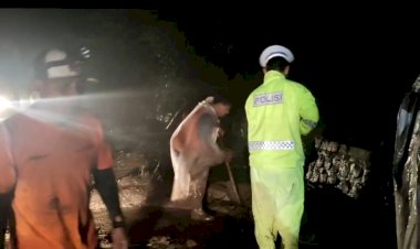 Polisi-Bersama-TNI-dan-Warga-Bersihkan-Material-Longsor-di-Magetan,-Jalur-Wisata-Sarangan-Kembali-Normal